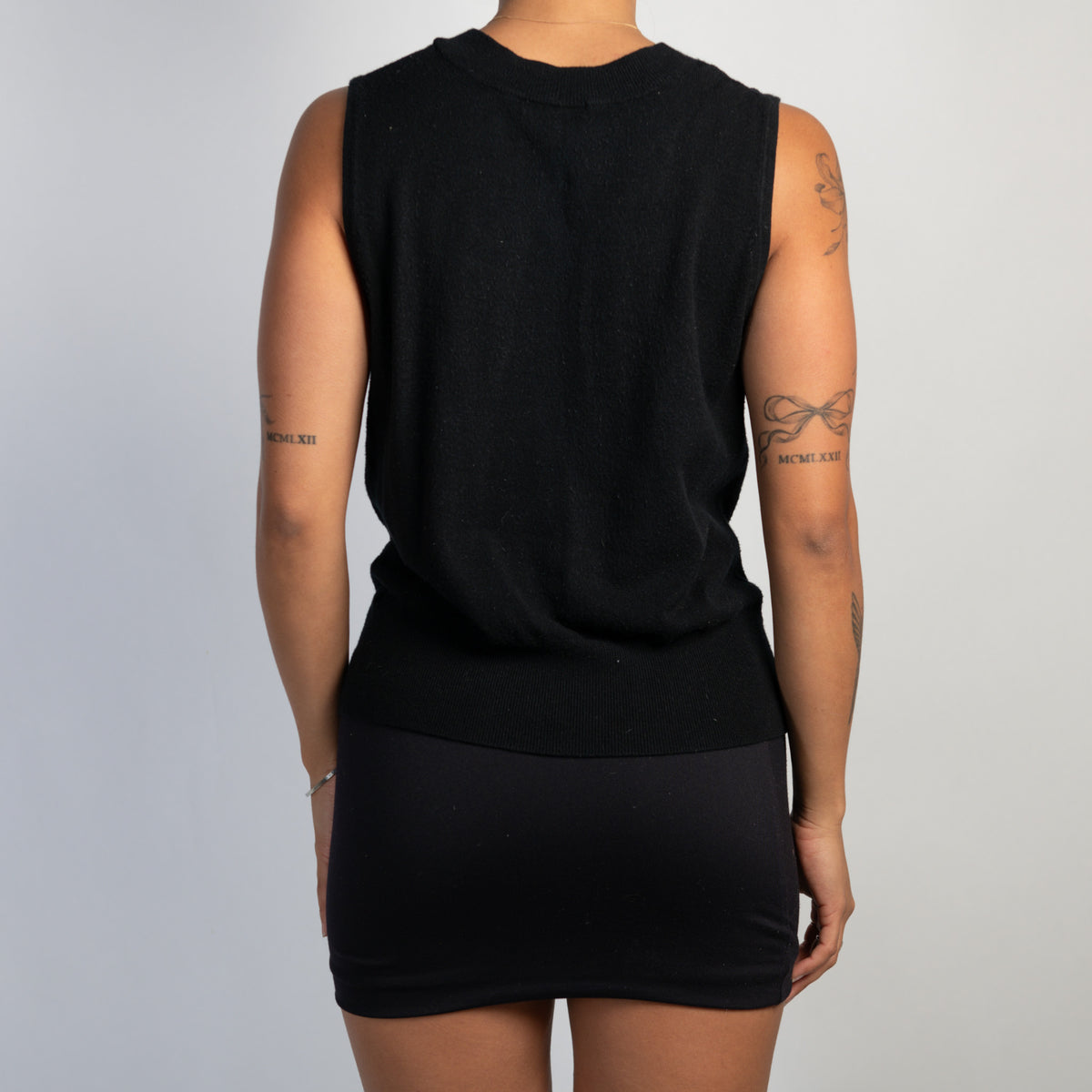 BLACK SLEEVELESS VEST
