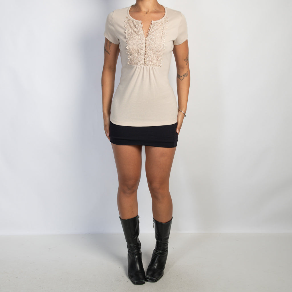 BEIGE LACE BUTTON TEE