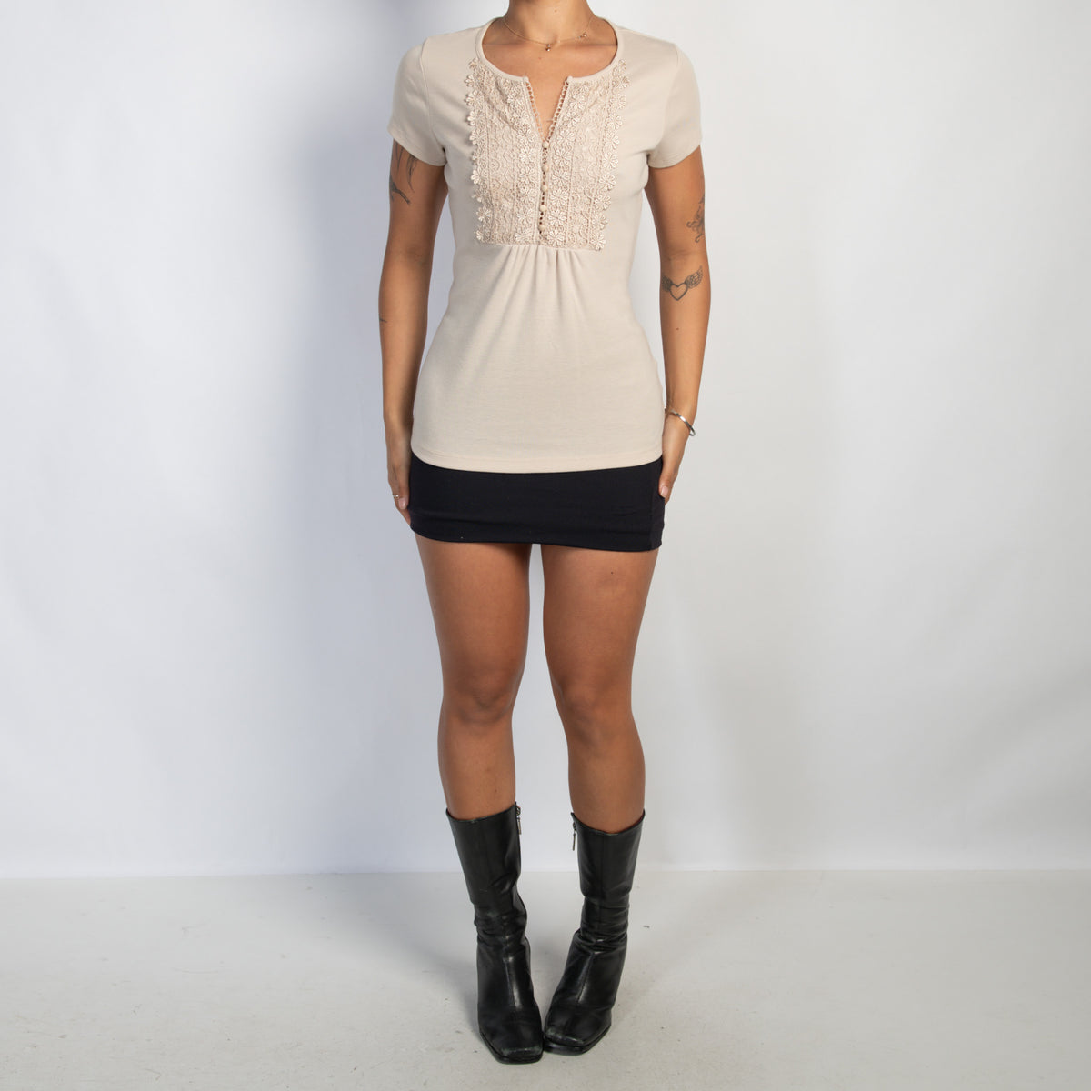 BEIGE LACE BUTTON TEE