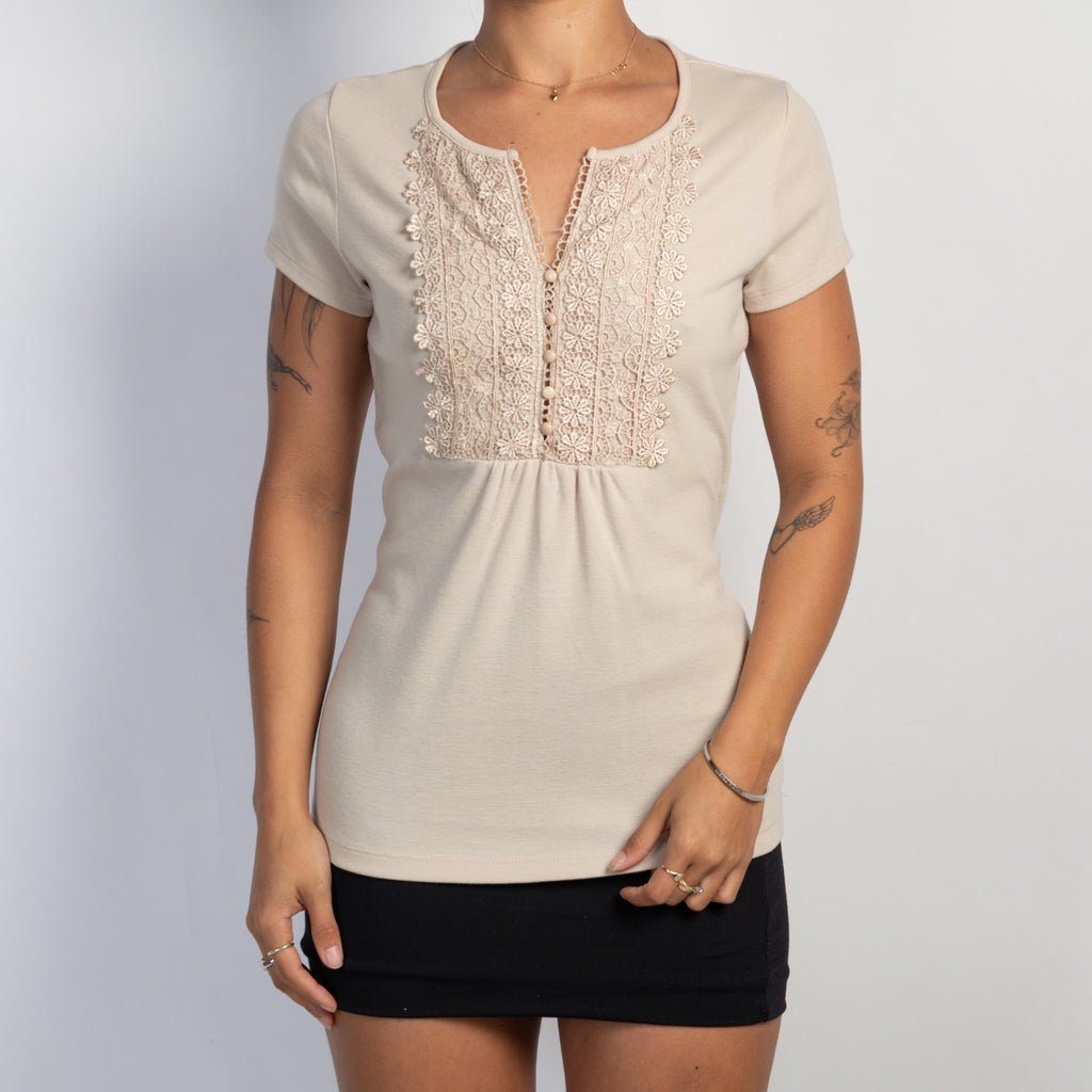 BEIGE LACE BUTTON TEE