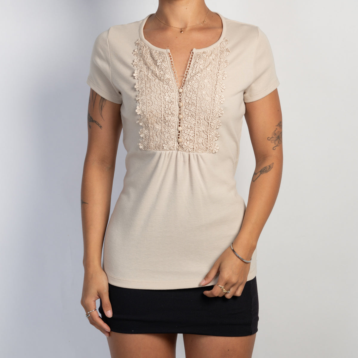 BEIGE LACE BUTTON TEE