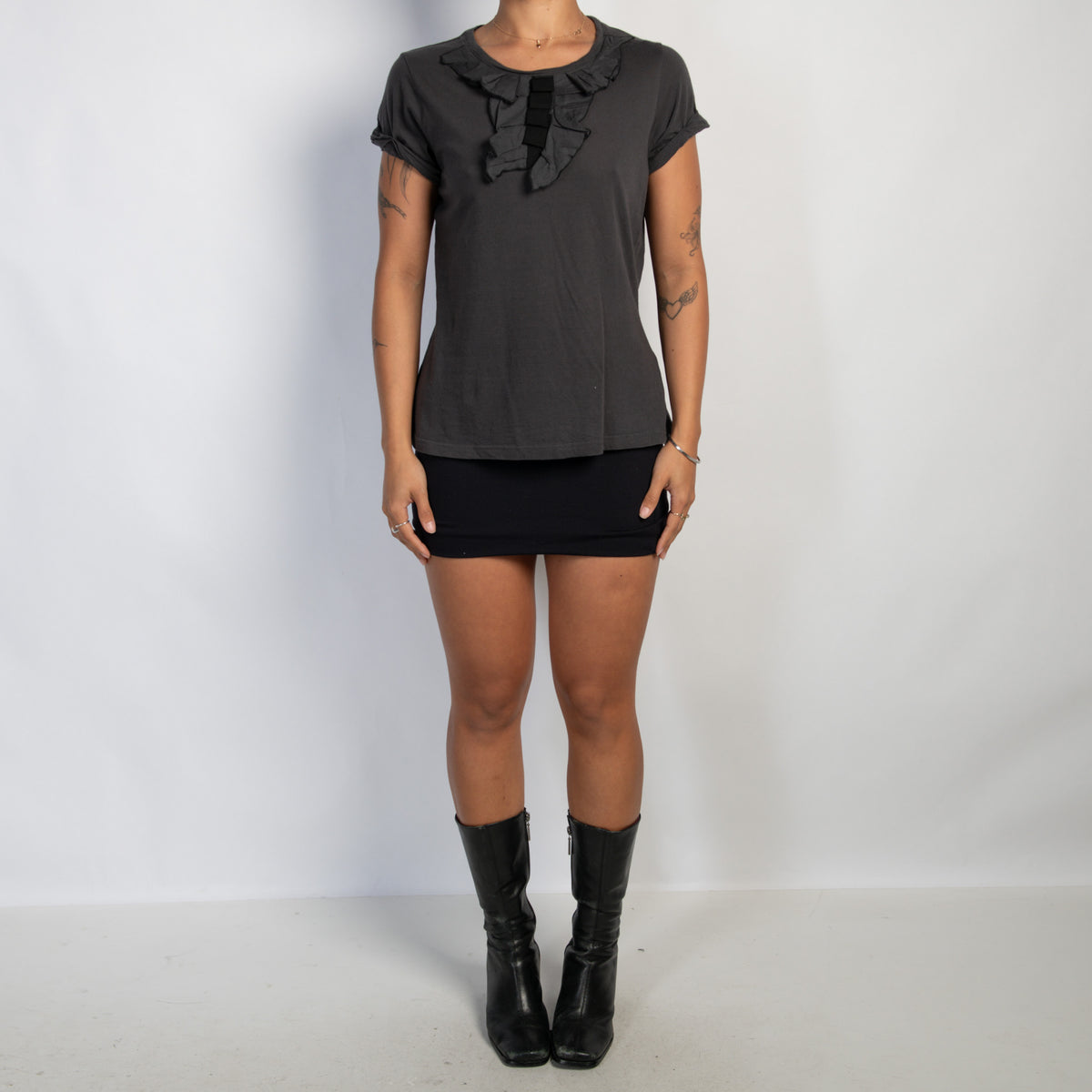 CHARCOAL RUFFLE TEE