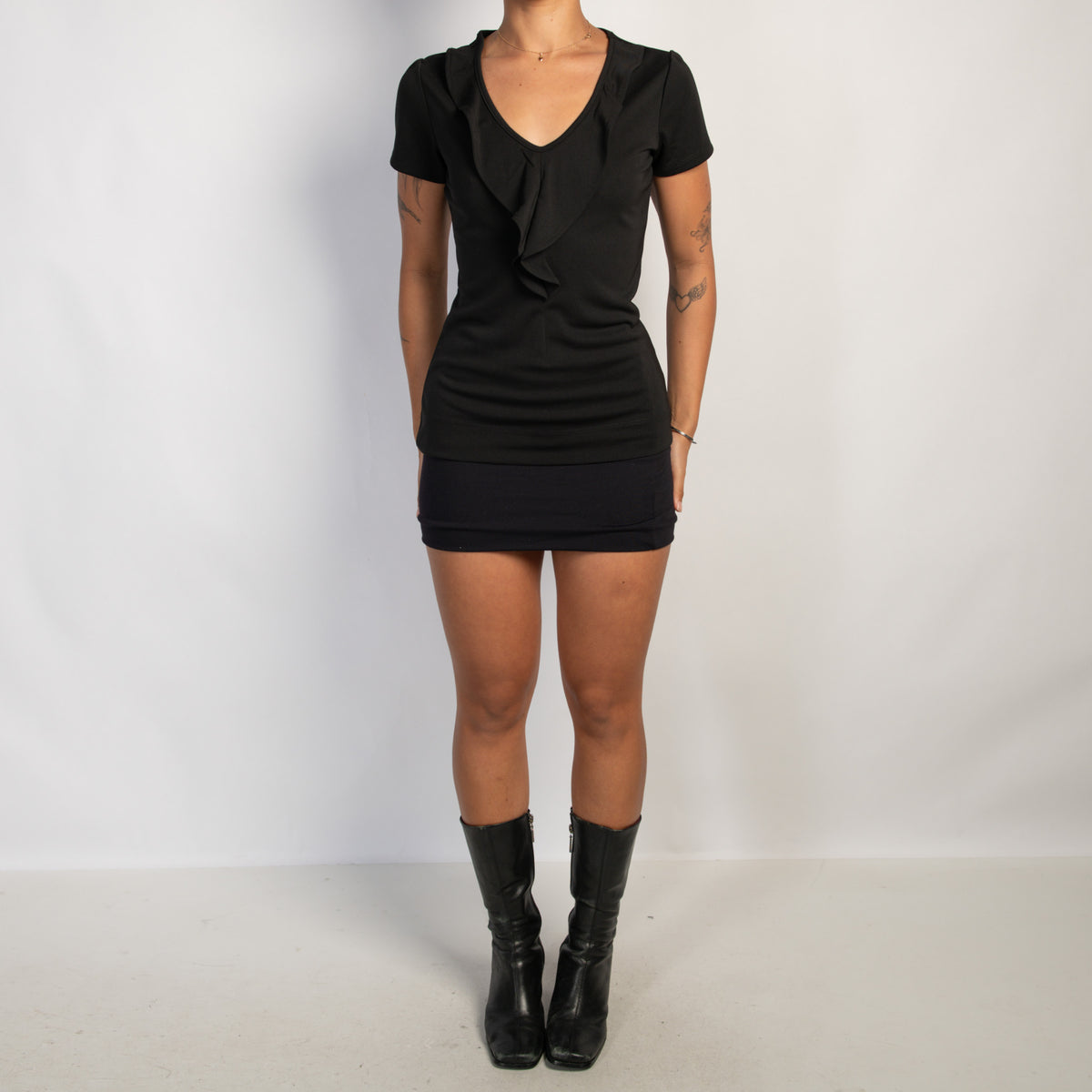 BLACK RUFFLE TOP