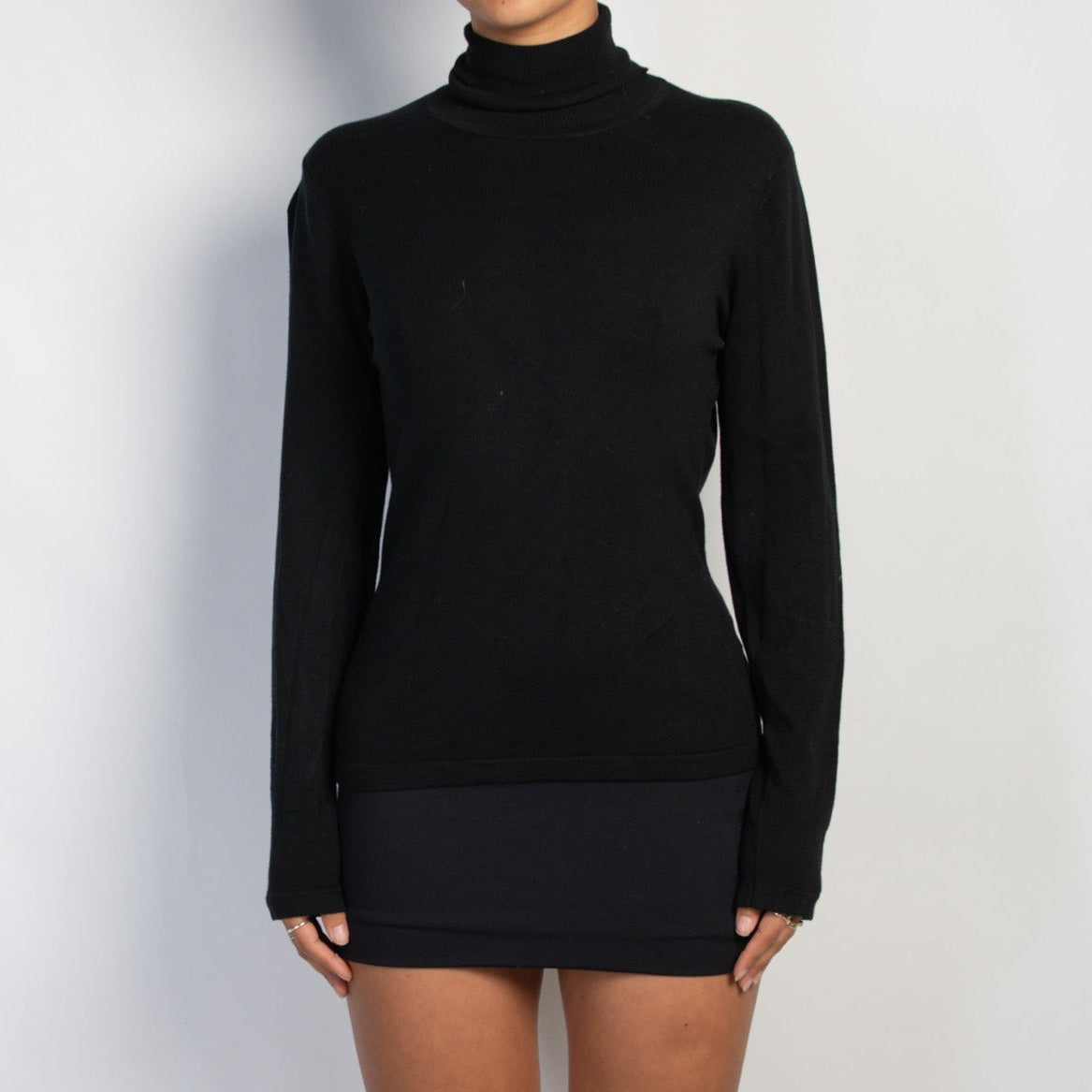 BLACK TURTLENECK TOP