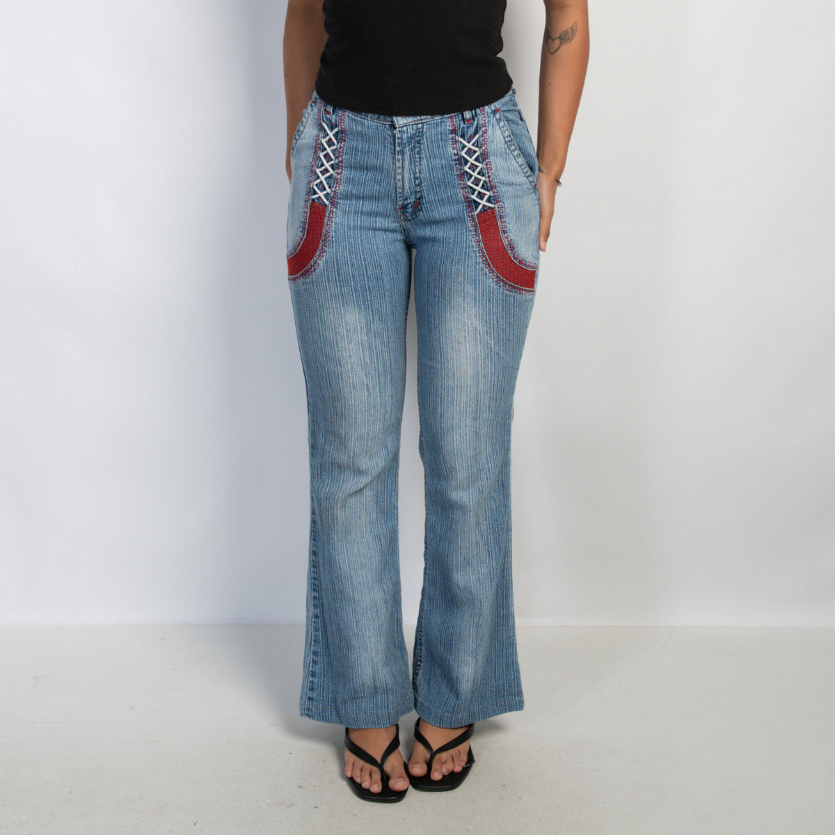 RED DETAIL BOOTCUT JEANS