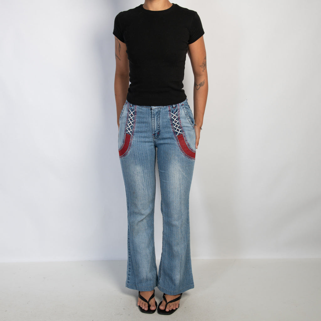 RED DETAIL BOOTCUT JEANS