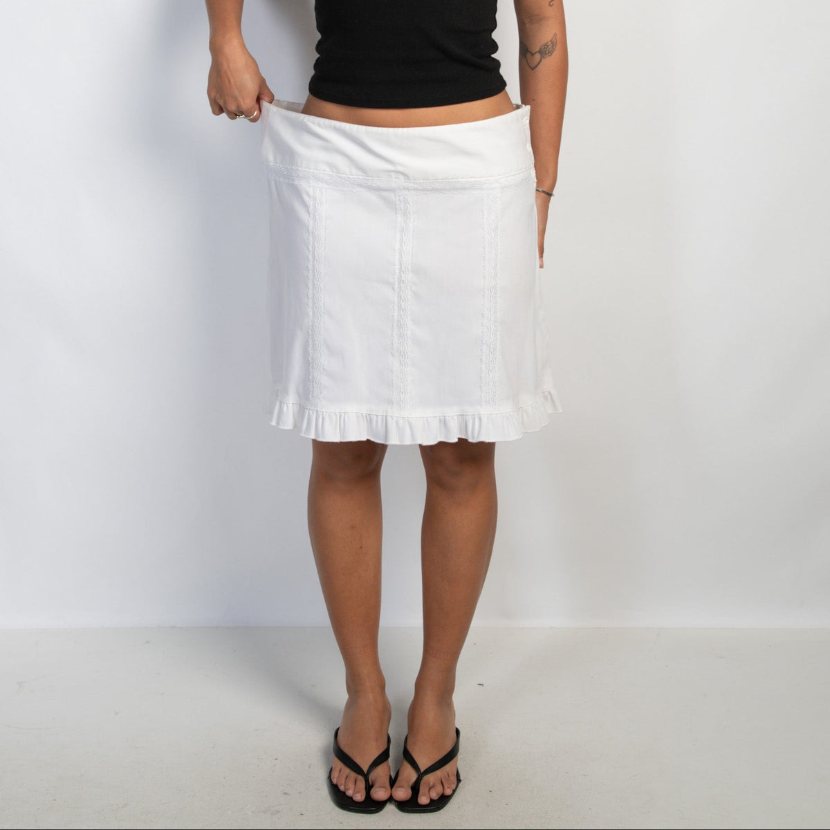 WHITE RUFFLE SKIRT