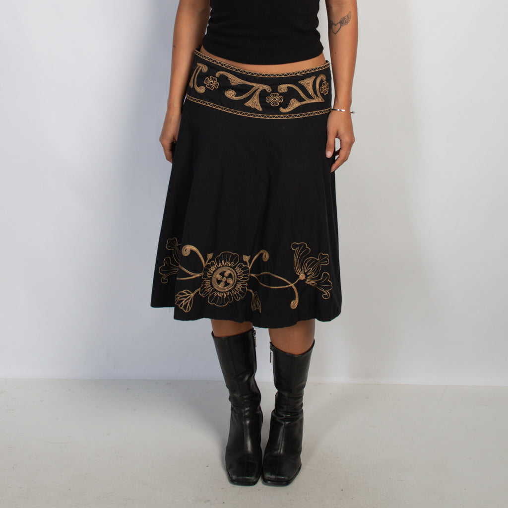 BLACK EMBROIDERED SKIRT