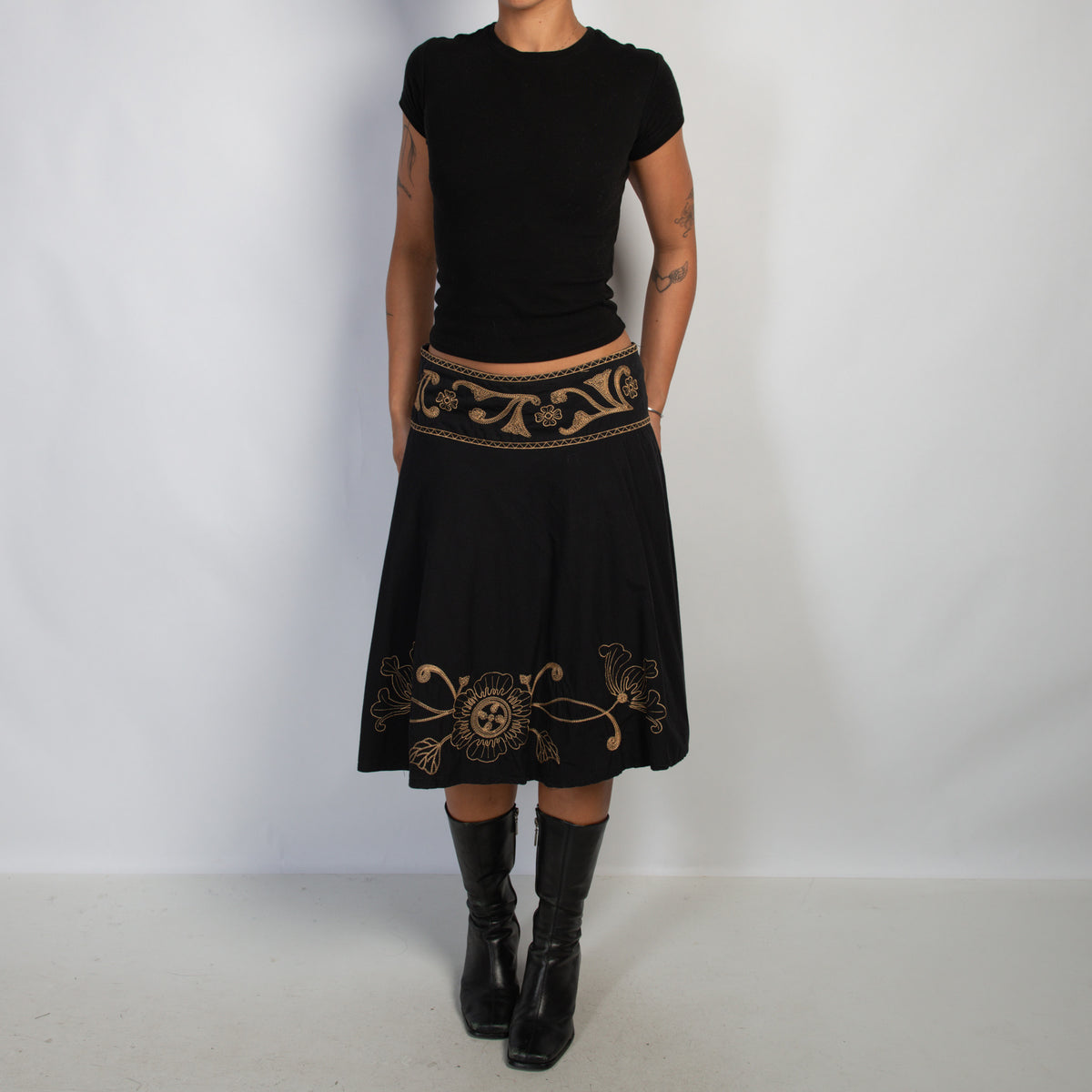 BLACK EMBROIDERED SKIRT