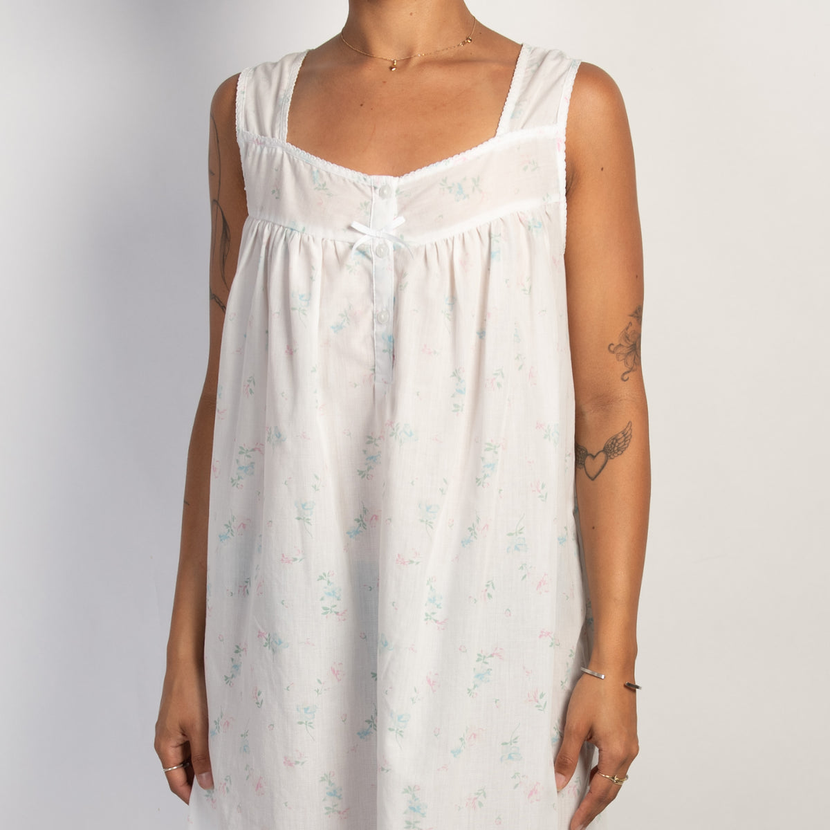 WHITE FLORAL NIGHTGOWN