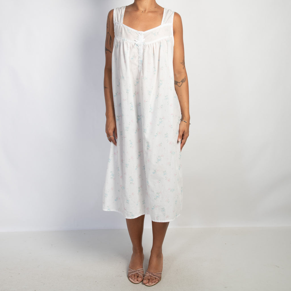 WHITE FLORAL NIGHTGOWN