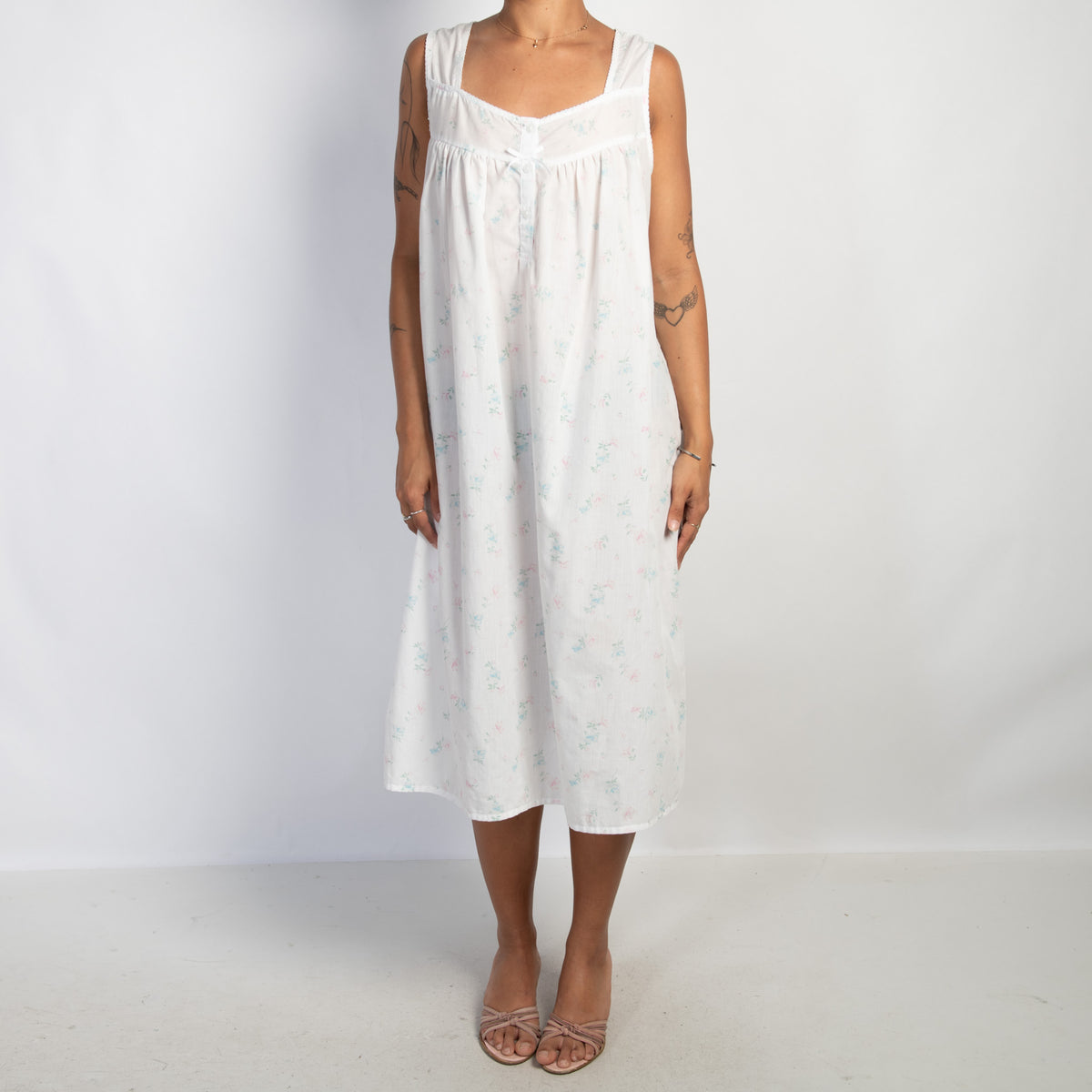 WHITE FLORAL NIGHTGOWN