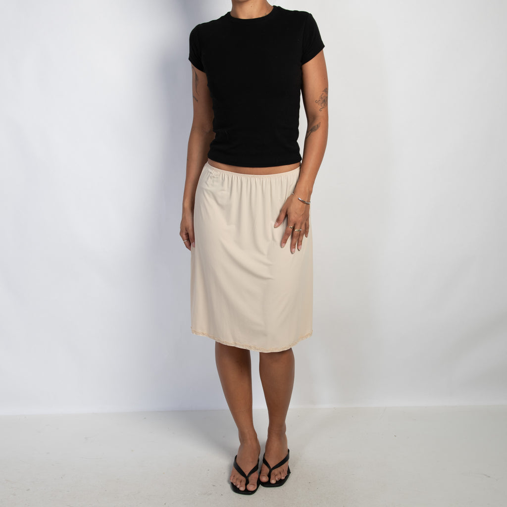 NUDE STRETCH SLIP SKIRT