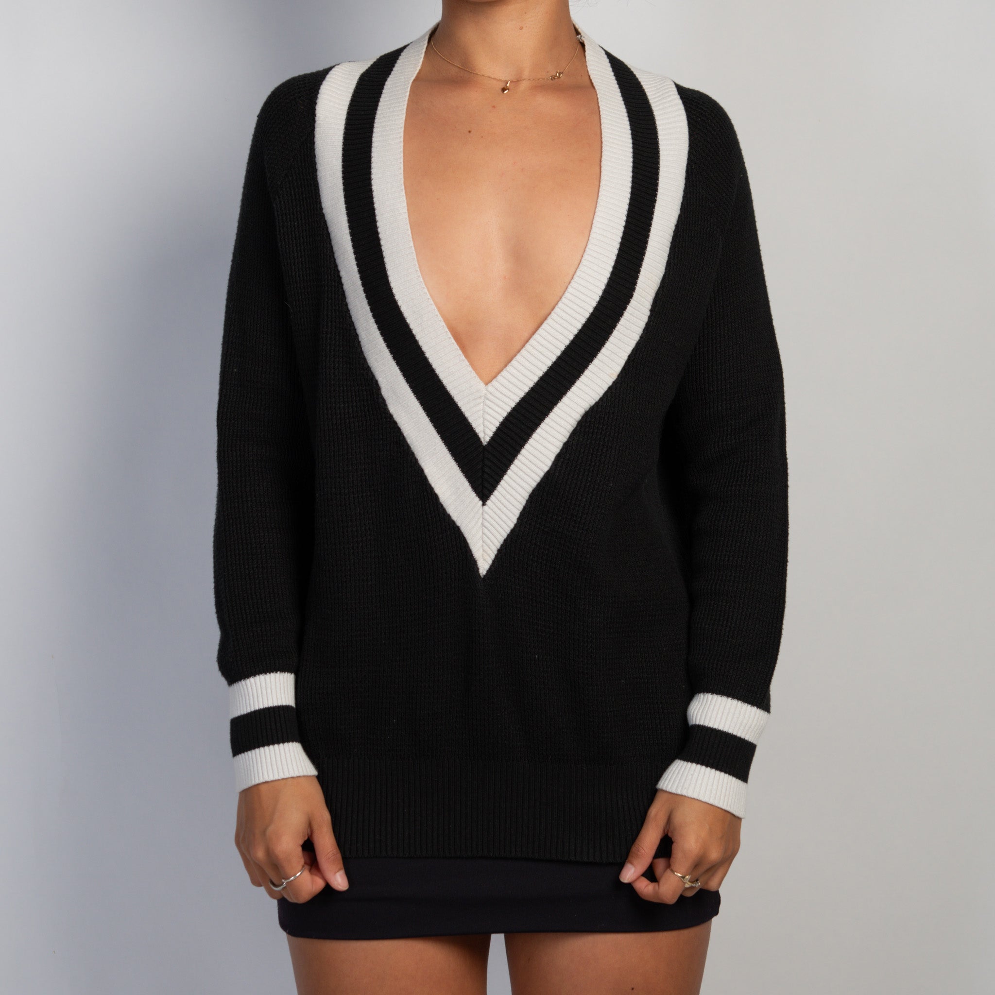 DEEP V NECK SWEATER