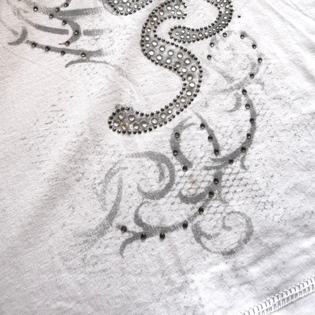 WHITE V NECK TEE