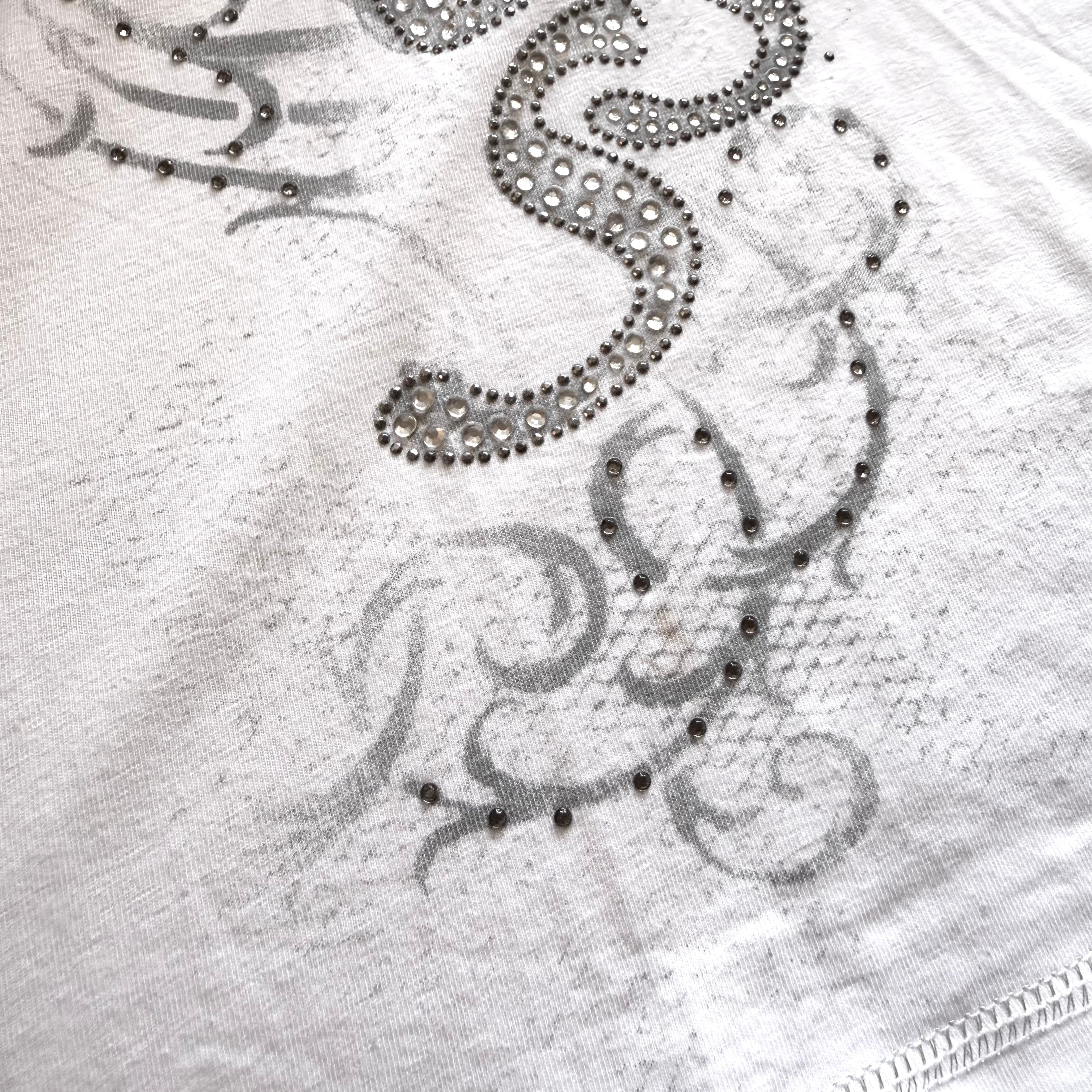 WHITE V NECK TEE