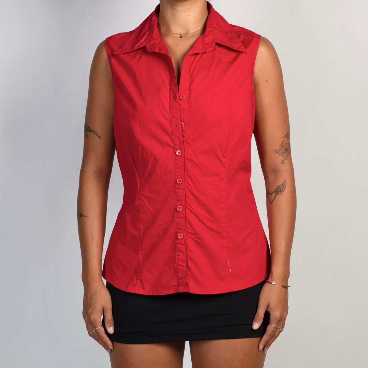 RED SLEEVELESS BLOUSE