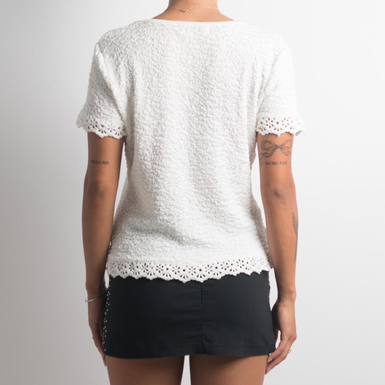 WHITE TEXTURED SHORT SLEEVE TOP