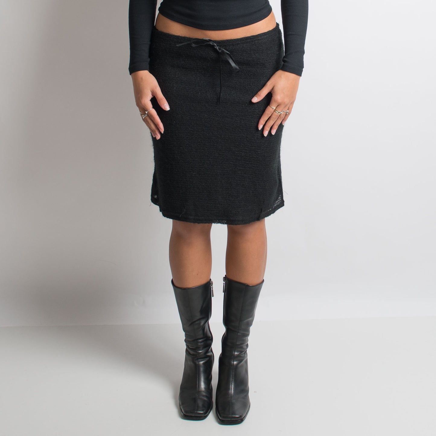 BLACK KNIT SKIRT