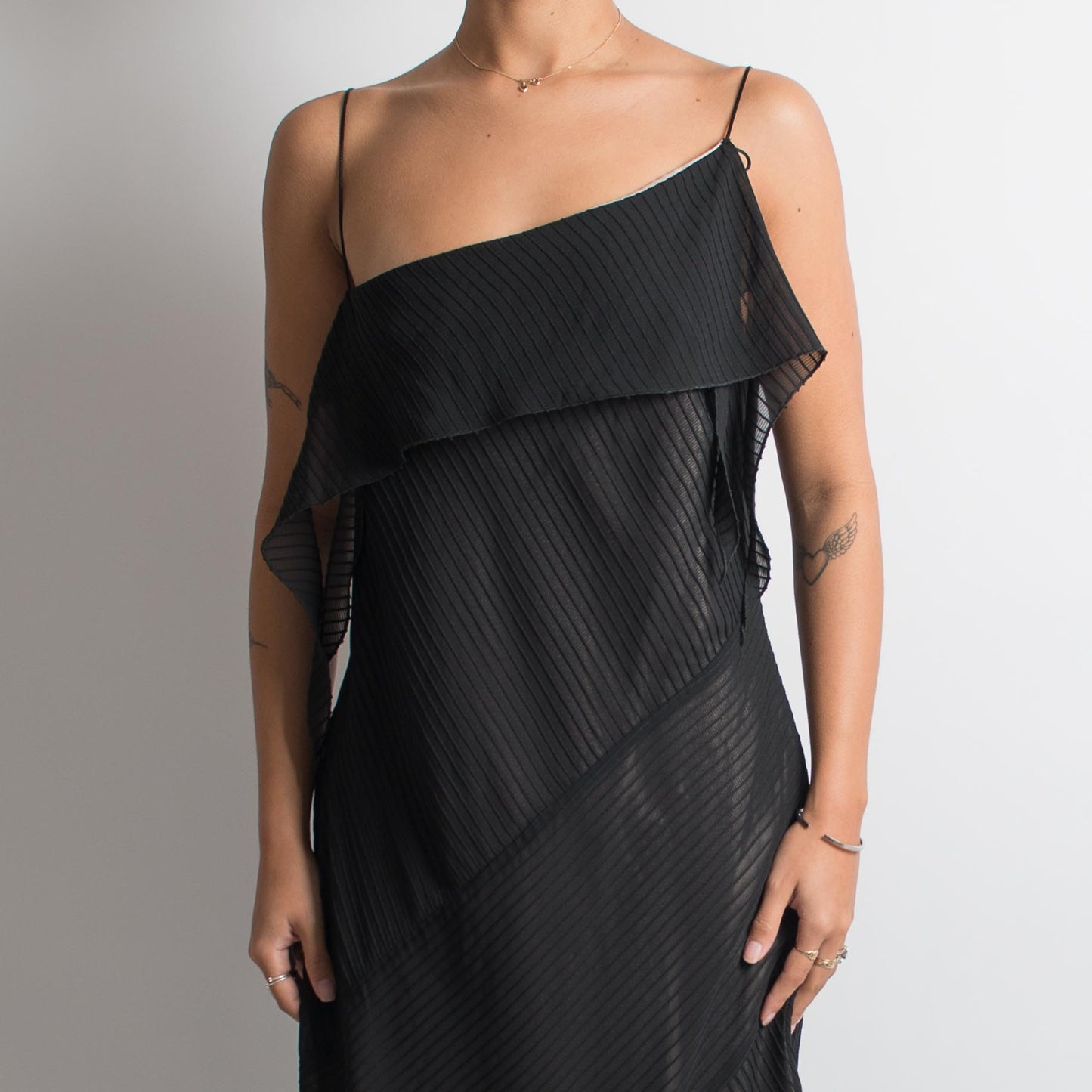 BLACK TEXTURED ASYMMETRIC GOWN