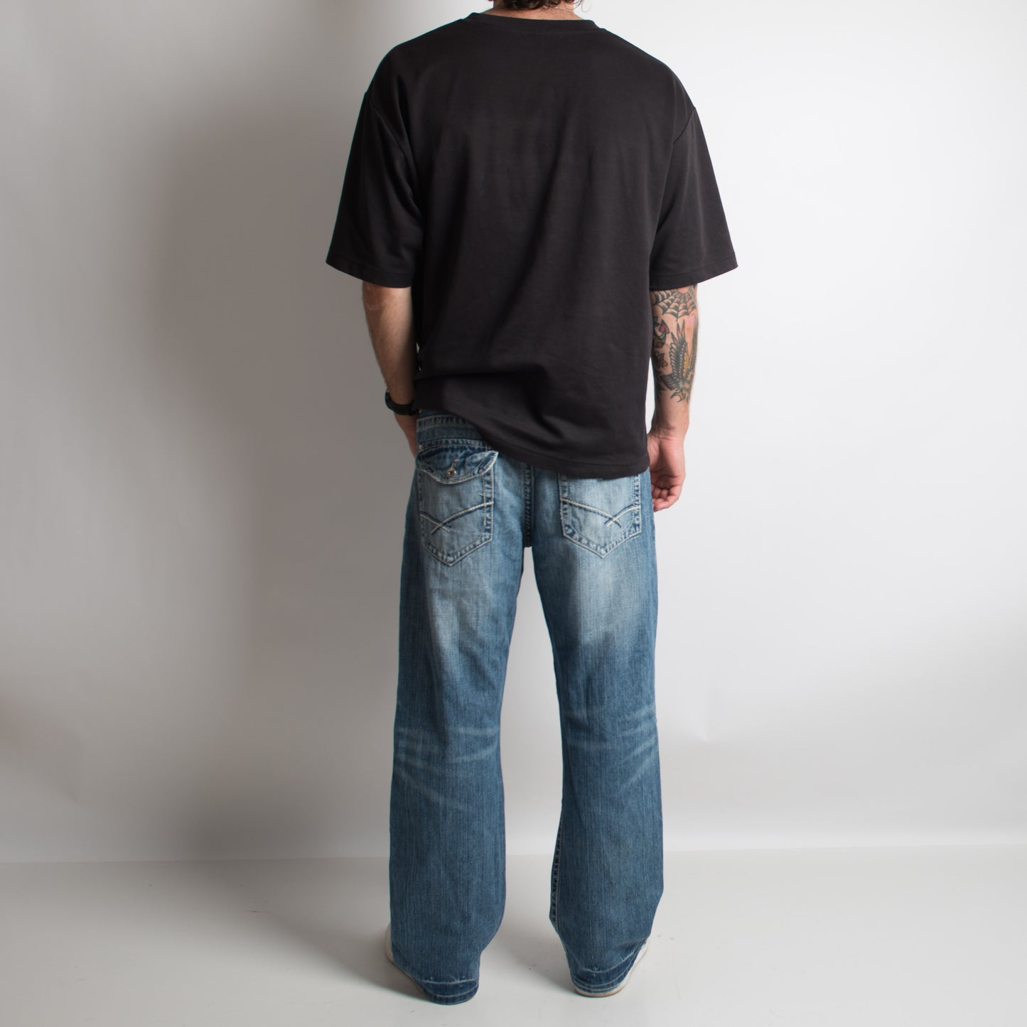 CLASSIC BOOTCUT JEANS