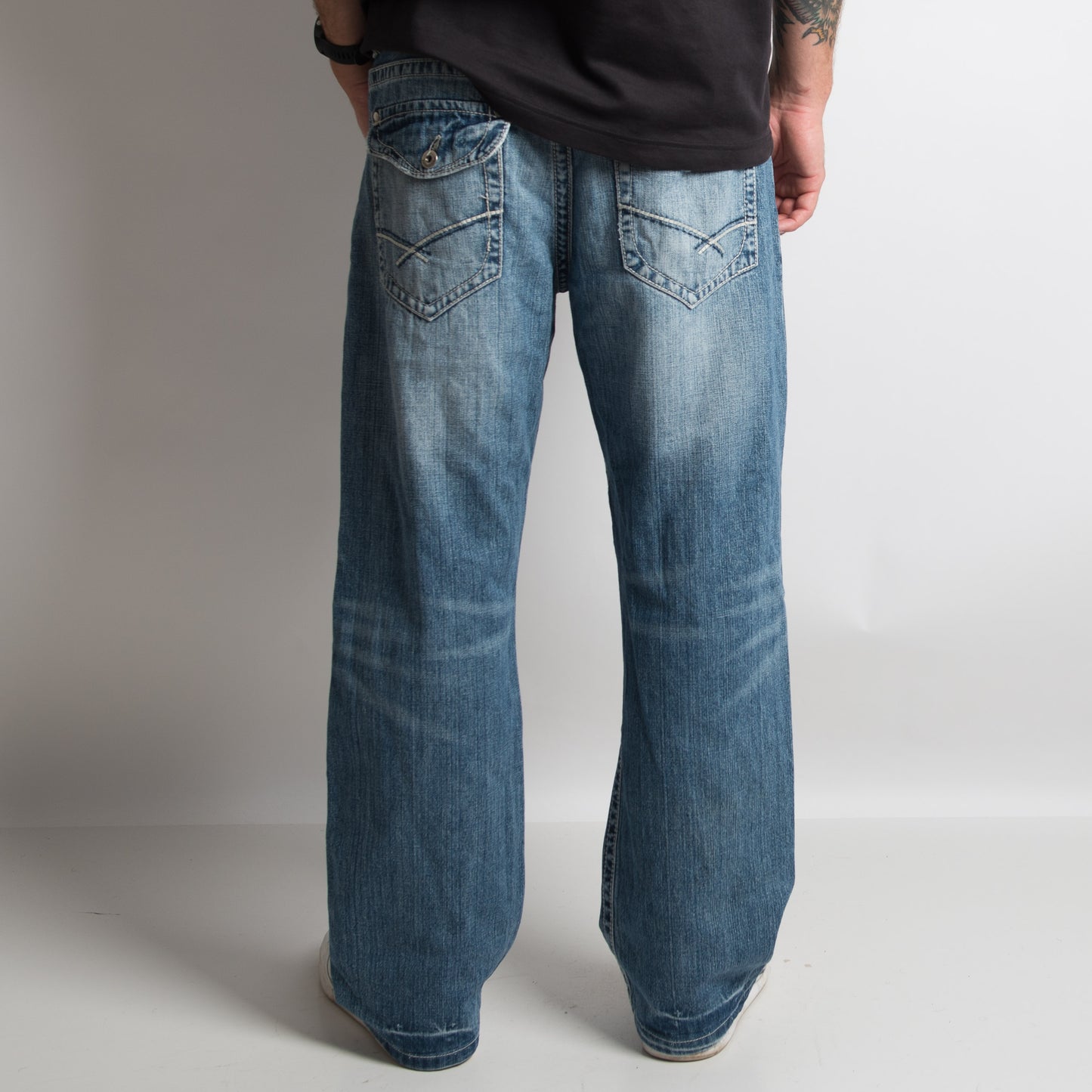 CLASSIC BOOTCUT JEANS