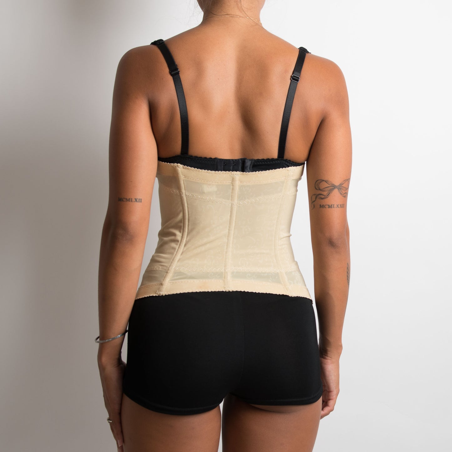 CORSET SOUS LA BUSTE NUDE